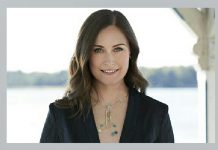 পরনে শুধু বুক অবধি কাটা ব্লেজার, ফিনল্যান্ডের প্রধানমন্ত্রী সানা পড়লেন তুমুল সমালোচনার মুখে