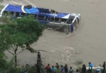 Nepal Road Accident নেপালে ভারী বৃষ্টিতে ভূমিধসে রাস্তা থেকে নদীতে গিয়ে পড়ল দু’টি বাস! নিখোঁজ সাত ভারতীয়-সহ ৬৩ জন
