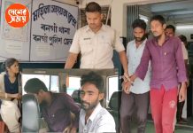 Bangladeshi আমেদাবাদে দীর্ঘদিন গা ঢাকা দিয়ে ছিল ছয় বাংলাদেশি , দেশে ফেরার পথে বনগাঁ সীমান্তে পুলিশের জালে : দেখুন ভিডিও
