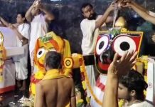Snan Yatra: বনগাঁয় জগন্নাথ মন্দিরে স্নানযাত্রায় পুণ্যার্থীদের ভিড় , আম-কাঁঠাল নিবেদন ৫৬ ভোগে: দেখুন ভিডিও