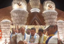 চতুর্থীর সন্ধ্যায় বনগাঁর ১২’র পল্লী স্পোর্টিং ক্লাবের পুজোমন্ডপ উদ্বোধন করলেন ঋতব্রত বন্দ্যোপাধ্যায় : দেখুন ডিডিও