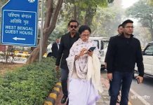 এসআইআর-মৃতদের পরিবারের সদস্যদের আটকানোর খবর পেয়ে বঙ্গভবনে মমতা , শাহের পুলিশের বিরুদ্ধে হেনস্থার অভিযোগ মুখ্যমন্ত্রীর
