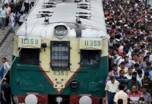 ‘ইয়ার এন্ডিং’-এর চাপের মধ্যেই বনগাঁ-শিয়ালদহ শাখায় ট্রেন চলাচল ব্যাহত, ব্যাপক ভোগান্তিতে যাত্রীরা