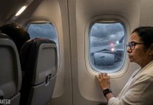 প্রবল দুর্যোগে প্রায় দেড় ঘণ্টা আকাশে চক্কর কাটছিল মমতার বিমান, অবশেষে নিরাপদে নামলেন কলকাতায়!