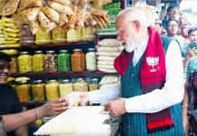 ভোটপ্রচারের মাঝে ঝালমুড়ির দোকানে! ‘পেঁয়াজ খান?’ দোকানদারের প্রশ্নে মোদী বললেন, ‘খাই, মাথা খাই না’