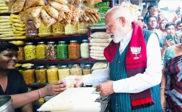 ভোটপ্রচারের মাঝে ঝালমুড়ির দোকানে! ‘পেঁয়াজ খান?’ দোকানদারের প্রশ্নে মোদী বললেন, ‘খাই, মাথা খাই না’