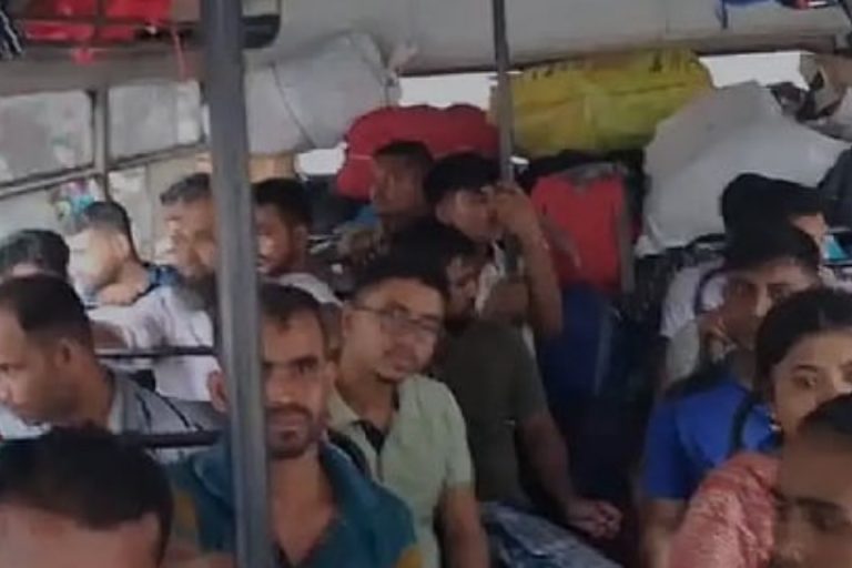 হরিদাসপুর সীমান্ত দিয়ে ৫০ জন অনুপ্রবেশকারীকে ফেরত পাঠানো হলো বাংলাদেশে