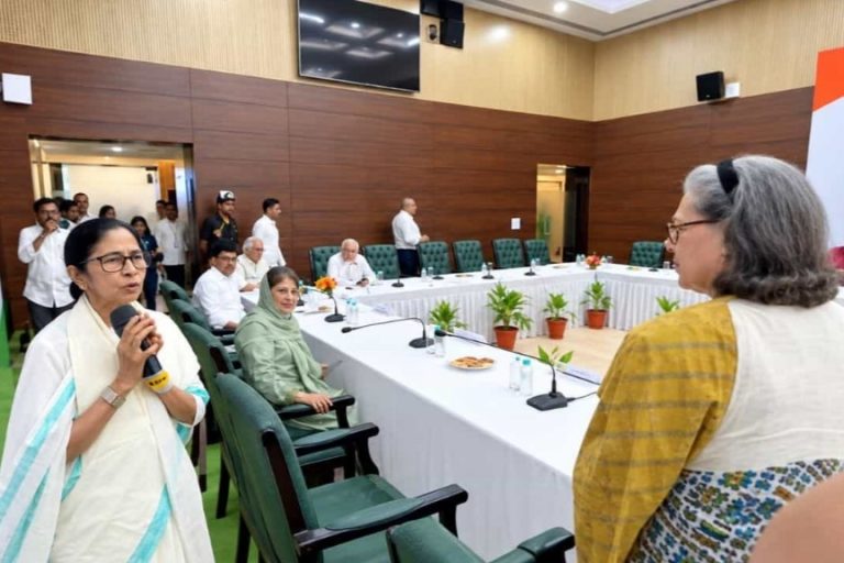 ‘জ্ঞানেশ কুমারকে এখনই পদত্যাগ করতে হবে,’ দিল্লিতে রাহুল- সোনিয়াকে পাশে পেয়ে হুঙ্কার মমতার ,অক্টোবরেই দফায় দফায় কর্মসূচি